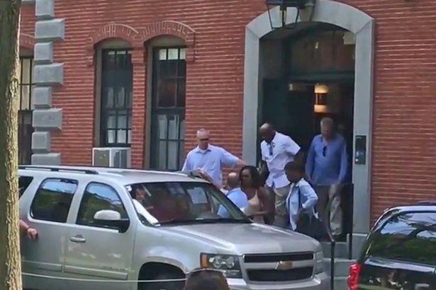 Ái nữ nhà Obama lộ cảnh hút thuốc, âu yếm bạn trai